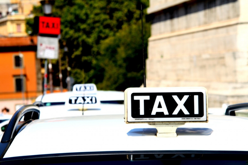 taxis-FORCALQUEIRET-min_taxi_auto_rome_road_white-1051610